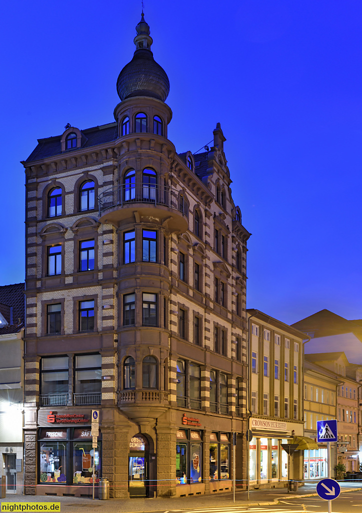 Eisenach. Wohn- und Geschäftshaus mit Sparkassenfiliale. Turmerker über rustiziertem Sockelgeschoss. Karlsplatz 1
