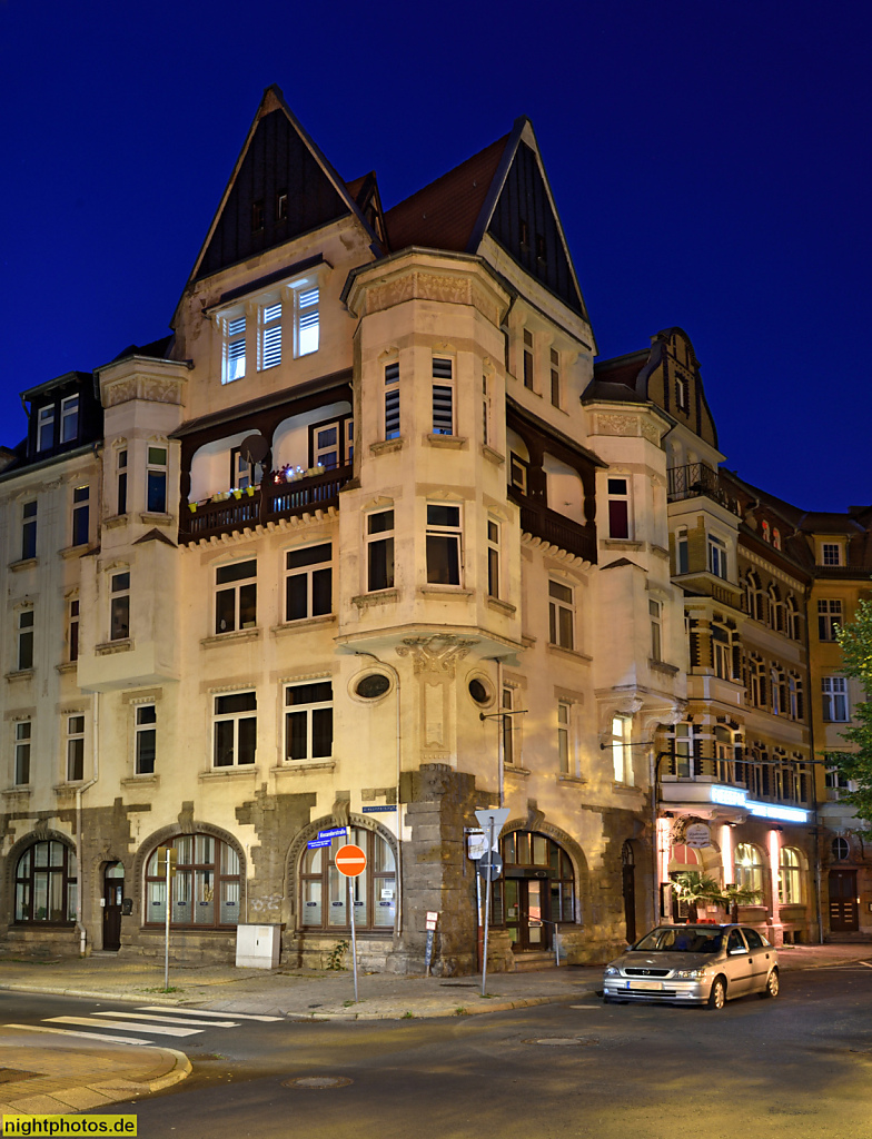 Eisenach. Wohnhaus mit Dreiecksgiebel und Turmerker am Karlsplatz 15-17. Daneben Restaurant Karlsplatz 21 Pizzeria Michelangelo