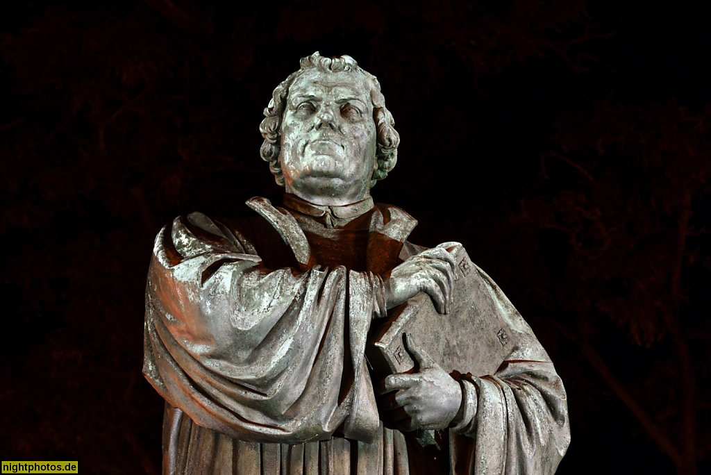 Eisenach. Karlsplatz mit Denkmal für Martin Luther erschaffen 1895 von Bildhauer Adolf von Donndorf aus Bronze auf Steinsockel