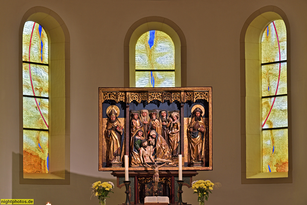 Eisenach. Nikolaikirche erbaut um 1180 als romanische Kaufmannskirche. Pfeiler-Säulen-Basilika. Letzte Restaurierung 1987. Altarretabel aus 16. Jahrhundert. Holzschnitzkunst. Fenster eingebaut 2013 gestaltet von Wolfgang Nickel