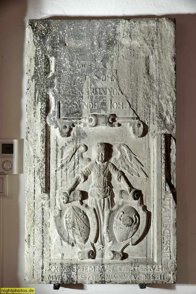 Eisenach. Nikolaikirche erbaut um 1180 als romanische Kaufmannskirche. Pfeiler-Säulen-Basilika. Inschriftgrabstein an der Westwand