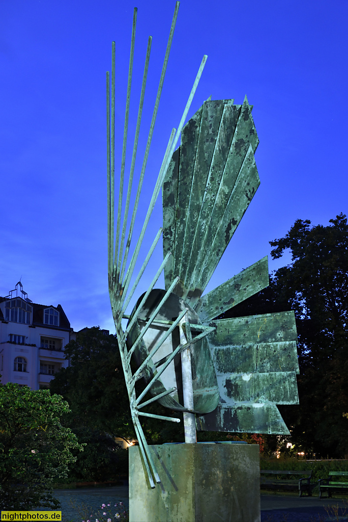 Berlin Wilmersdorf. 'Phönix' Abstrakte Plastik von Bernhard Wilhelm Blank aus Bronze erschaffen 1968. Restauriert 1993. Bundesplatz