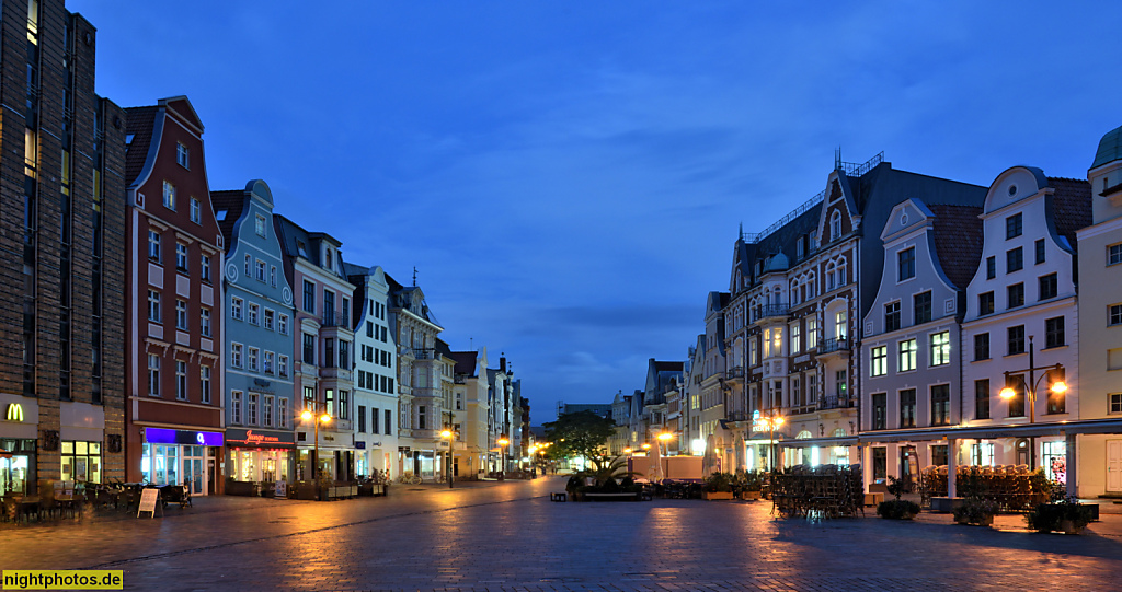 Rostock. Blick vom Universitätsplatz in die Fussgängerzone Kröpeliner Strasse mit Giebelhäusern und Einkaufszentrum 'Rostocker Hof" erbaut 1888 als Hotel. Fussgängerzone seit 1968