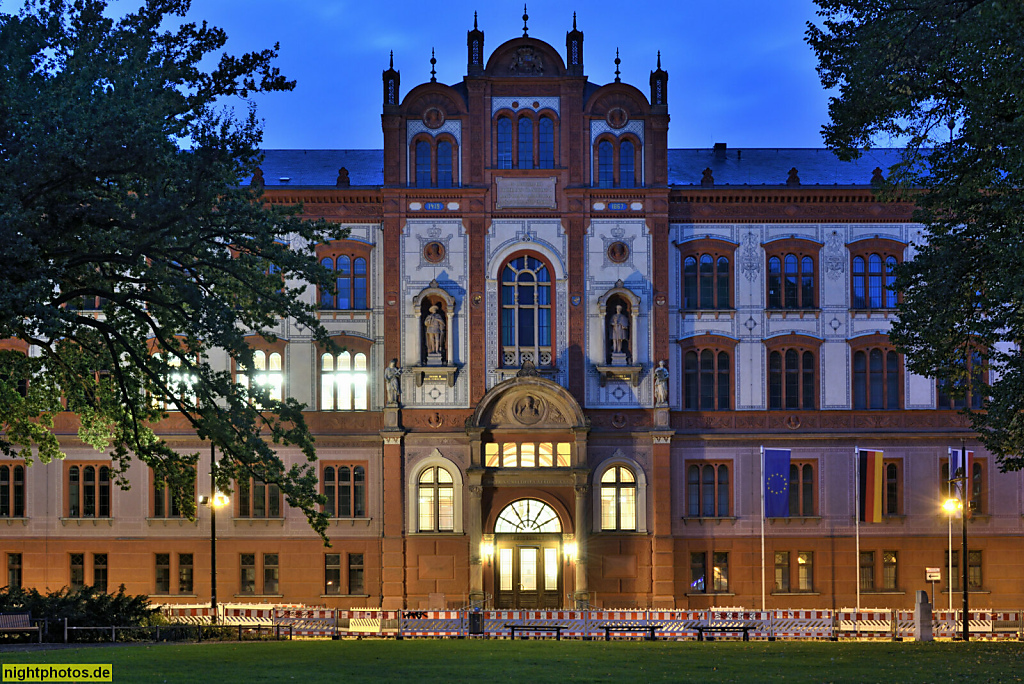 Rostock. Hauptgebäude der Universität erbaut 1867-1870 von Hermann Willebrand in Neorenaissance. Fassadenschmuck von Georg Christian Friedrich Lisch