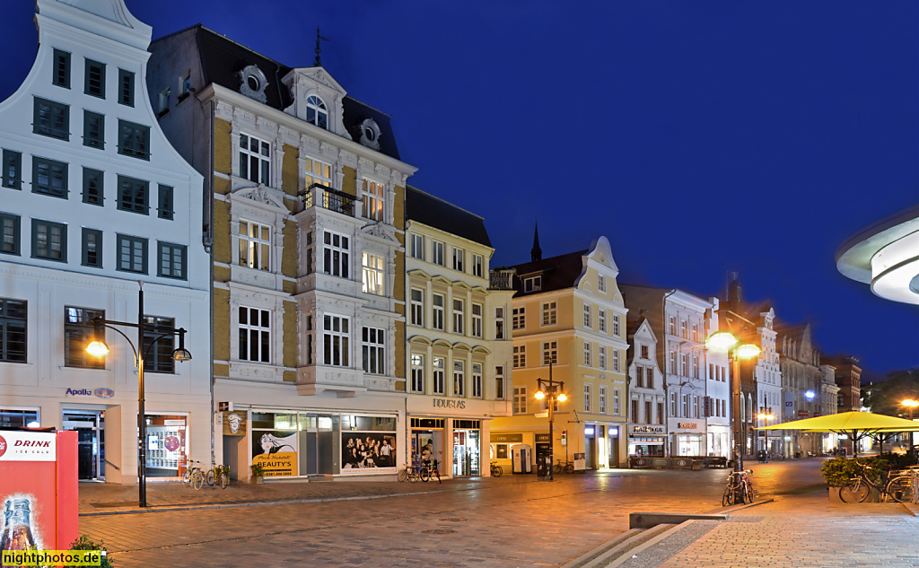 Rostock. Gründerzeithäuser und Giebelhäuser an der Kröpeliner Strasse. Fussgängerzone seit 1968