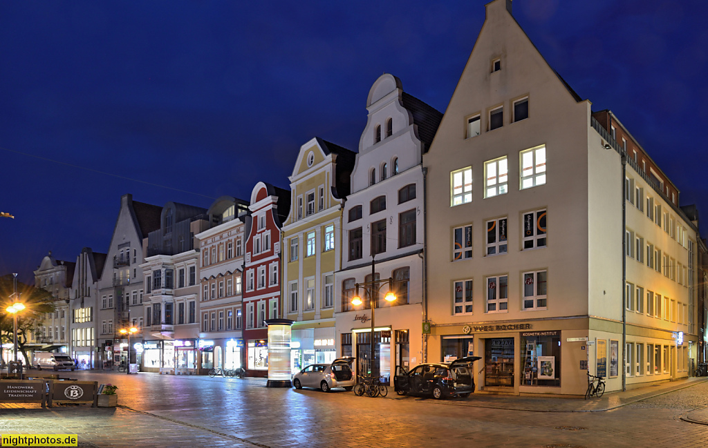 Rostock. Gründerzeithäuser und Giebelhäuser an der Kröpeliner Strasse. Fussgängerzone seit 1968