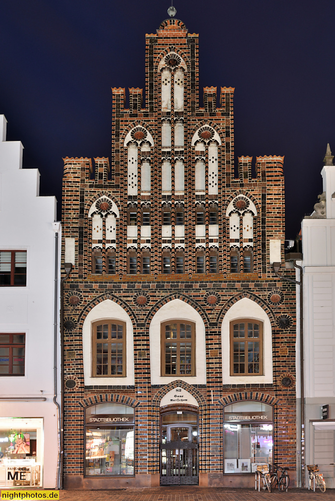 Rostock. Kröpeliner Strasse 82 Stadtbibliothek erbaut im 15. Jhdt in spätgotischen Backsteinstil als Haus Ratschow. Bibliothek seit 1961. Rekonstruktion 1989-1992