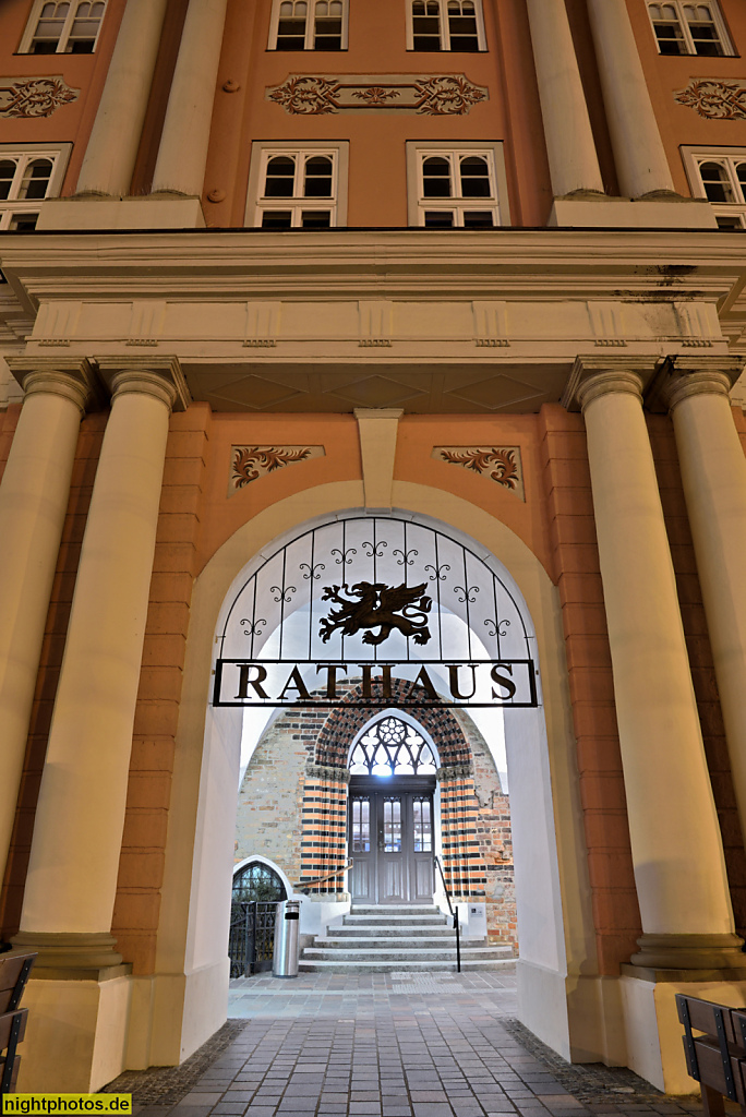 Rostock. Rathaus. Neuer Markt. Erstbau 1265. Danach zahlreiche Umbauten und Erweiterungen. Rundbogenportikus mit Säulenportal. Architrav mit Triglyphenfries