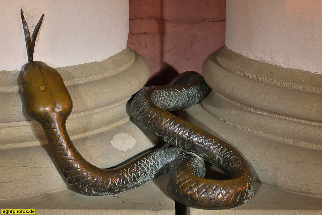 Rostock. Rathaus. Neuer Markt. Erstbau 1265. Danach zahlreiche Umbauten und Erweiterungen. Schlangenplastik des Bildhauers Erhard John erschaffen 1998 aus Bronze