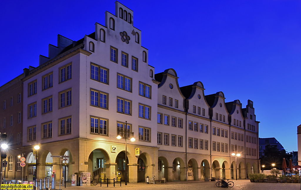 Rostock. Neuer Markt Randbebauung. Ehemalige Hauptpost erbaut 1956 von H. Pätzold. Ziegelbau mit partieller Sandsteinfassade. Giebelhaus mit Arkaden