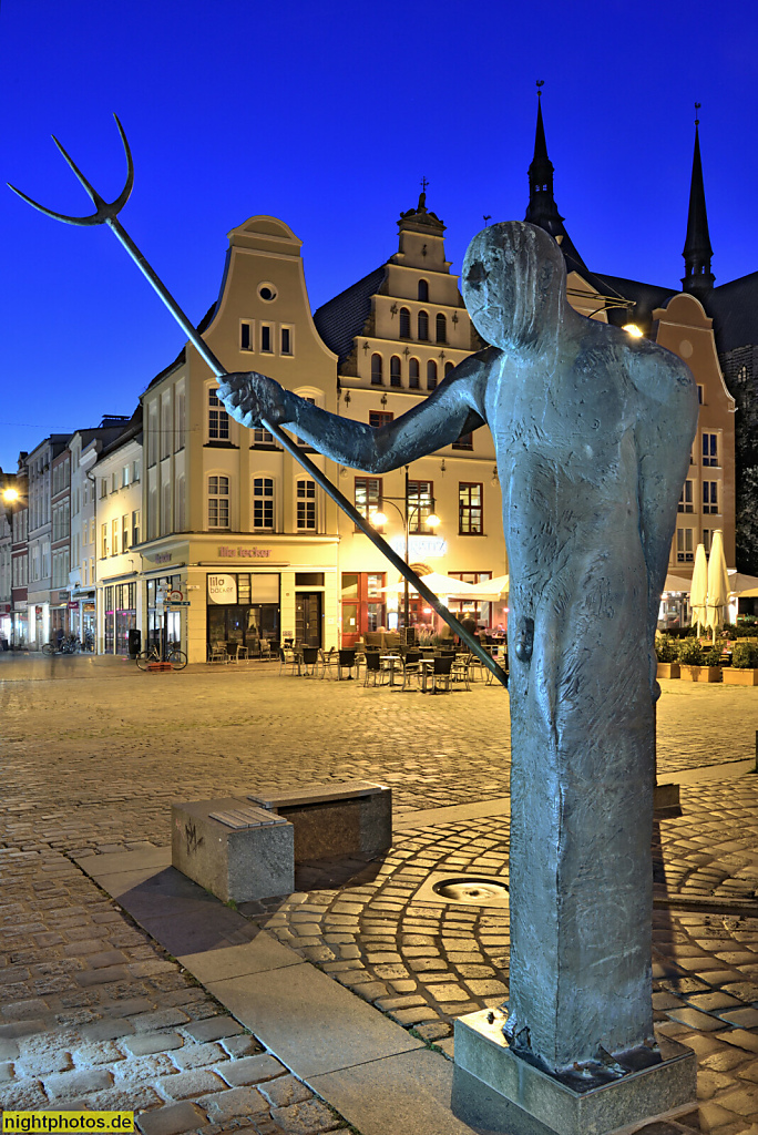 Rostock. Neuer Markt. Neptun als Teil des Möwenbrunnen erschaffen 2001 von Waldemar Otto aus Bronze