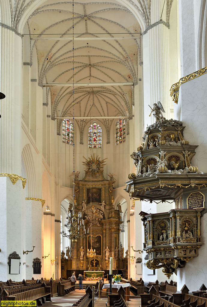 Rostock Evangelische Marienkirche erbaut ab 1290-1454. Dreischiffige Basilika mit Sternrippengewoelbe. Hauptaltar erschaffen 1721 von Baudirektor Christian Rudolph Stoldt. Kanzel erschaffem 1574 von Bildhauer Rudolf Stockmann in Renaissance. Schalldeckel 