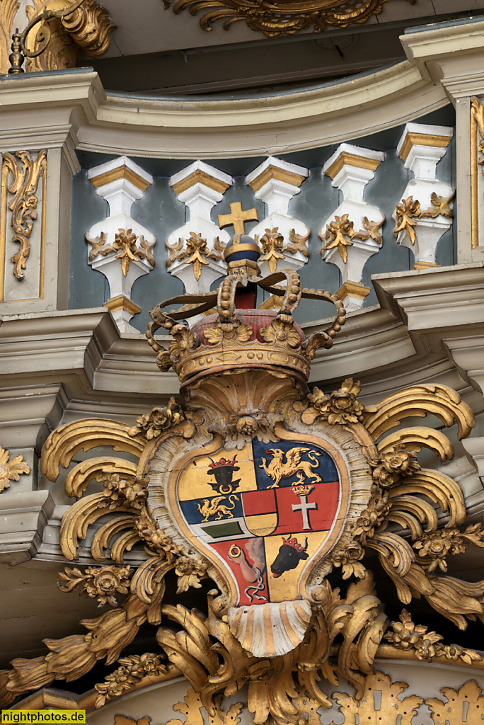 Rostock Evangelische Marienkirche erbaut ab 1290-1454. Dreischiffige Basilika. Orgel mit Fassade von Paul Schmidt 1770. Wappen über Baldachin der Rokoko Fürstenloge