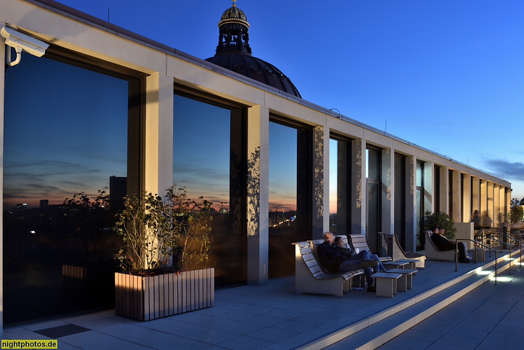 Berlin Mitte. Humboldt Forum. Erbaut von Architekt Franco Stella 2020 als Teilrekonstruktion des Berliner Schloss von Andreas Schlüter 1698-1713. Dachterrasse mit Restaurant Baret