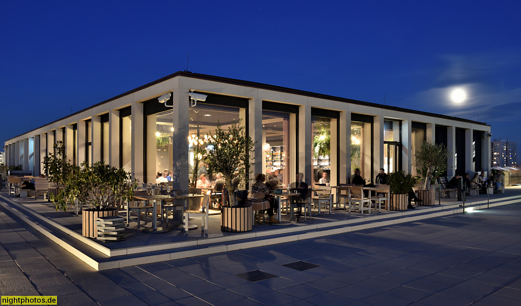 Berlin Mitte. Humboldt Forum. Erbaut von Architekt Franco Stella 2020 als Teilrekonstruktion des Berliner Schloss von Andreas Schlüter 1698-1713. Dachterrasse mit Restaurant Baret