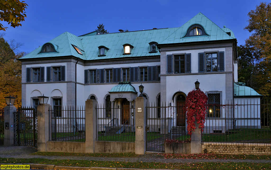 Berlin Dahlem. Wohnhaus erbaut 1924-1929 von Architekt Hildebrandt für Fabrikbesitzer Heiko Schulze-Janssen. Frühromantischer Klassizismus. Koserstrasse 8-12