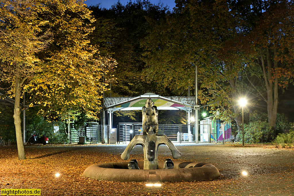 Berlin Britz. Eingang zum Britzer Garten mit Brunnenplastik 'Fette Henne' aus Bronze von Rolf Szymanski 1985 in Brunnenbecken aus rotem Granit. Buckower Damm 146