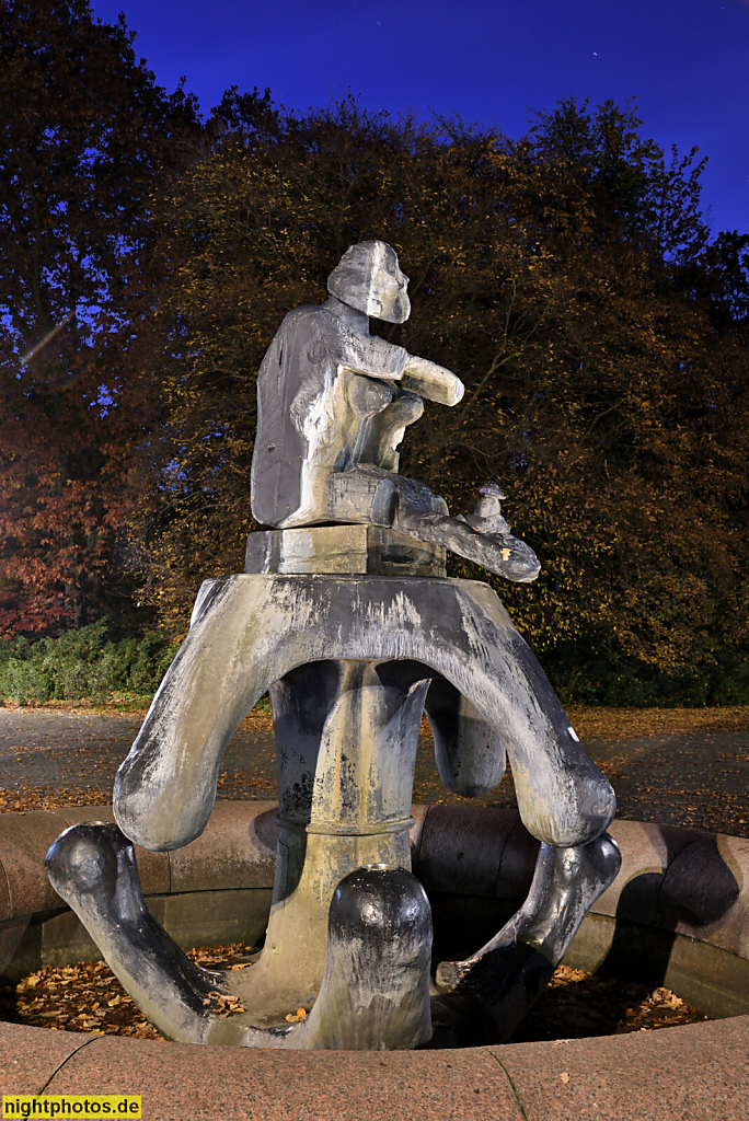 Berlin Britz. Eingang zum Britzer Garten mit Brunnenplastik 'Fette Henne' aus Bronze von Rolf Szymanski 1985 in Brunnenbecken aus rotem Granit. Buckower Damm 146