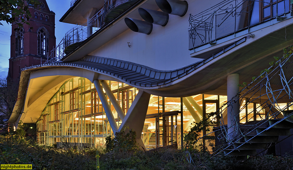 Berlin Schöneberg. Lilli-Henoch-Sporthalle der Spreewald-Grundschule erbaut 1984 von Inken Baller am Winterfeldtplatz Pallasstrasse 15