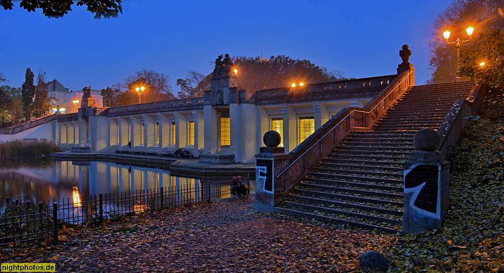 Berlin Schöneberg. U-Bahnhof Rathaus Schöneberg 1909-1910 von Johann Emil Schaudt im Rudolph-Wilde-Park nach Gestaltungsvorgaben von Stadtbaurat Friedrich Gerlach. Wiederaufbau 1950-1951. Restaurierung 1998-2001. Skulpturengruppen von Bildhauer Richard Gu