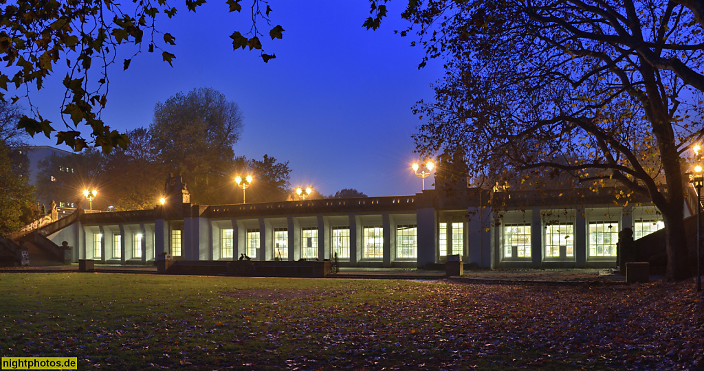 Berlin Schöneberg. U-Bahnhof Rathaus Schöneberg 1909-1910 von Johann Emil Schaudt im Rudolph-Wilde-Park nach Gestaltungsvorgaben von Stadtbaurat Friedrich Gerlach. Wiederaufbau 1950-1951. Restaurierung 1998-2001. Skulpturengruppen von Bildhauer Richard Gu