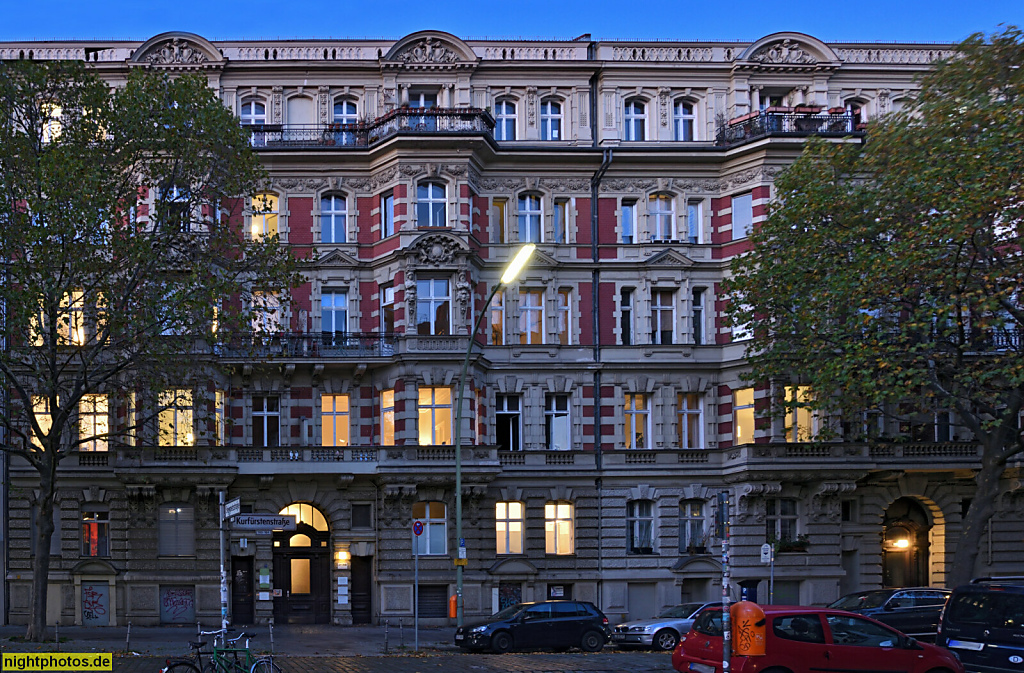 Berlin Tiergarten. Doppelmietshaus erbaut 1885-1886 von Heino Schmieden und Heinrich Aldenkirchen im niederländischen Neorenaissancestil. Kurfürstenstrasse 21-23