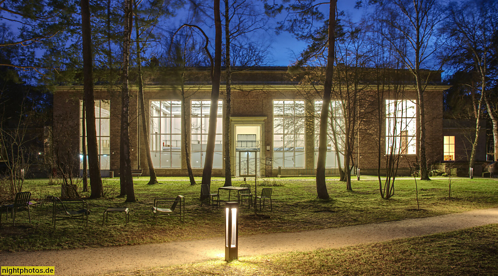 Berlin. Kunsthaus Dahlem. Erbaut 1939-1942 von Hans Freese als Staatsatelier für Arno Breker (bis 1943). Neoklassizismus. Bernhard Heiliger 1949-1995. Saniert 2015 von Kahlfeldt Architekten. Käuzchensteig 8