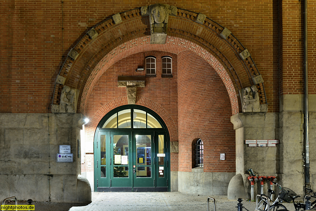 Berlin Charlottenburg. Paula-Fürst-Schule. Erbaut 1907-1909 von Walther Spickendorff und Heinrich Seeling als Gemeindeschule. Tordurchfahrt. Sybelstrasse 20-21
