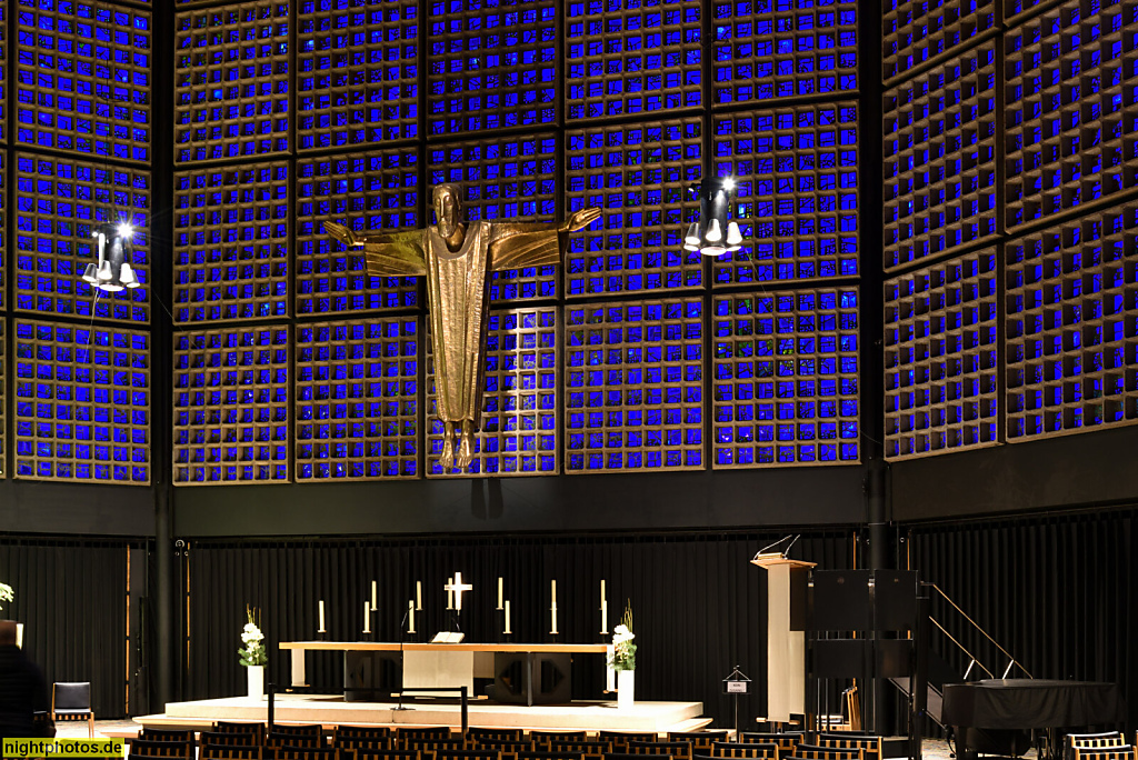 Berlin Charlottenburg. Kaiser-Wilhelm-Gedächtniskirche. Erbaut 1959-1963 von Egon Eiermann. Blauglas Wabenraster von Glaskünstler Gabriel Loire in Doppelwand. Auferstehungschristus von Karl Hemmeter. Breitscheidplatz