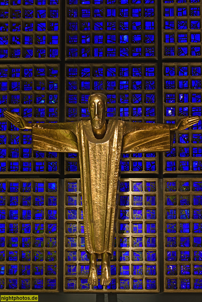 Berlin Charlottenburg. Kaiser-Wilhelm-Gedächtniskirche. Erbaut 1959-1963 von Egon Eiermann. Auferstehungschristus von Karl Hemmeter. Blauglas Wabenraster von Glaskünstler Gabriel Loire in Doppelwand. Breitscheidplatz