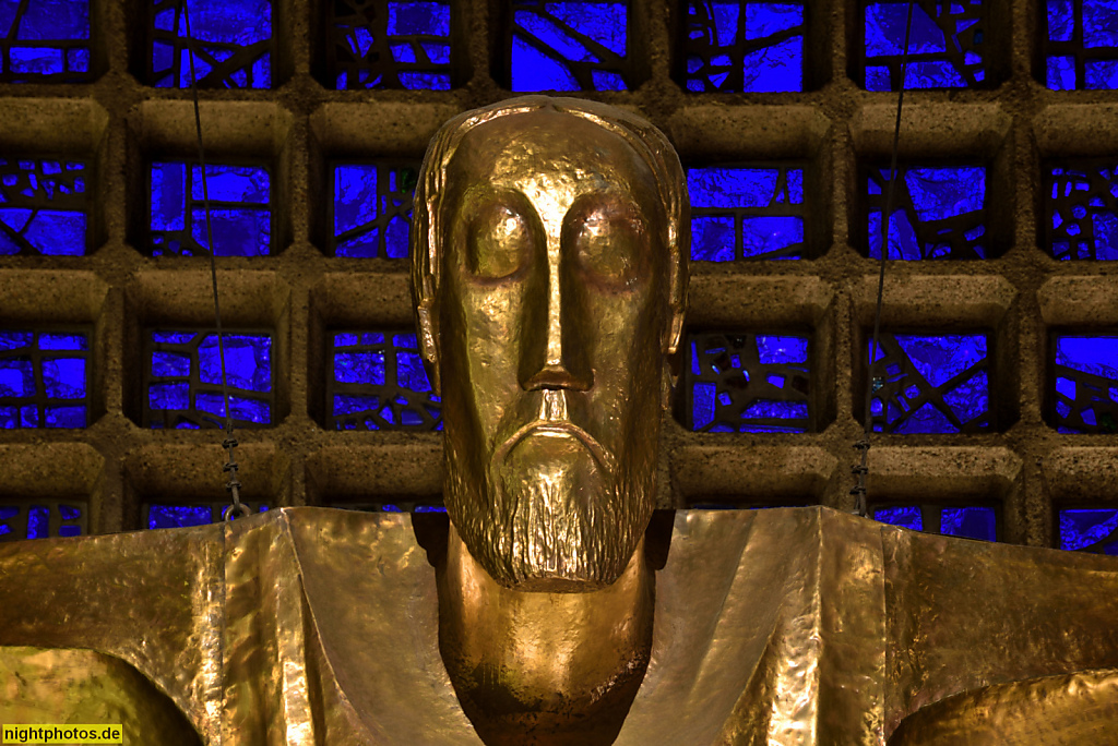 Berlin Charlottenburg. Kaiser-Wilhelm-Gedächtniskirche. Erbaut 1959-1963 von Egon Eiermann. Auferstehungschristus von Karl Hemmeter. Blauglas Wabenraster von Glaskünstler Gabriel Loire in Doppelwand. Breitscheidplatz