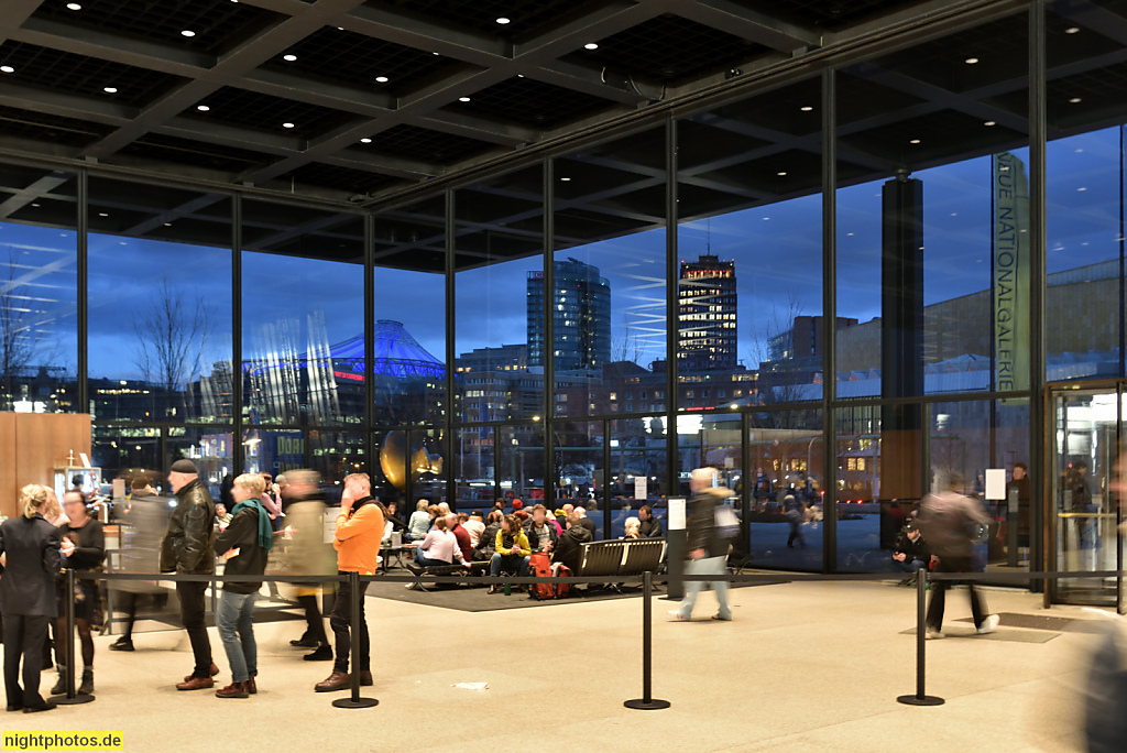 Berlin Tiergarten Neue Nationalgalerie erbaut 1965-1968 von Mies van der Rohe im Stil der klassischen Moderne. Saniert 2015-2021 von David Chipperfield Architects