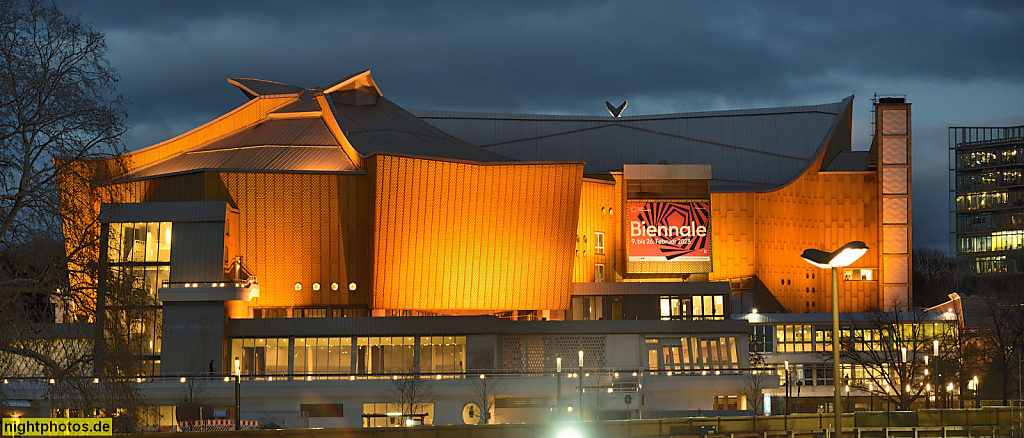 Berlin Tiergarten. Philharmonie. Erbaut 1960-1963 von Hans Scharoun. Fassade aus gold eloxiertem Aluminum erbaut 1979-1981. Herbert-von-Karajan-Strasse 1
