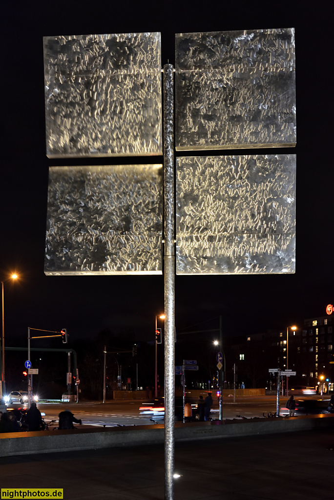 Berlin Tiergarten. Abstrakte Plastik 'Vier Vierecke im Geviert (Foor Squares in a Square)' von George Warren Rickey erschaffen 1969 aus Edelstahl. Potsdamer Strasse 50 vor Nationalgalerie
