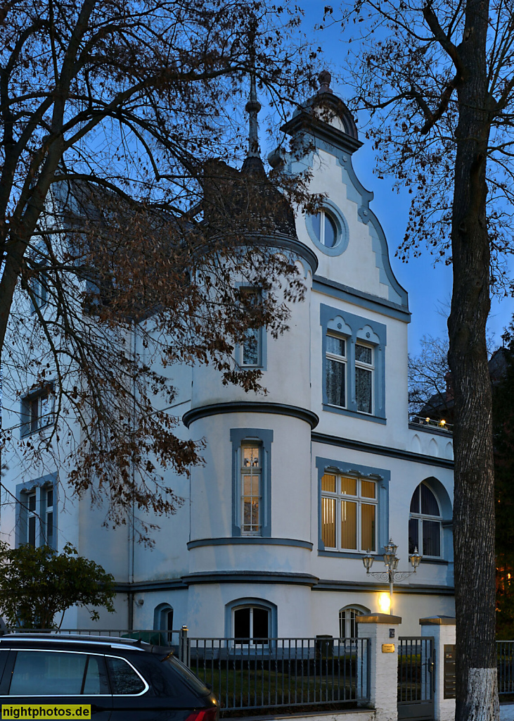 Berlin Grunewald. Villa erbaut 1891-1892 von Otto Stahn mit Renaissancegiebel und gotischem Spitzbogenfenster. Baraschstrasse 15
