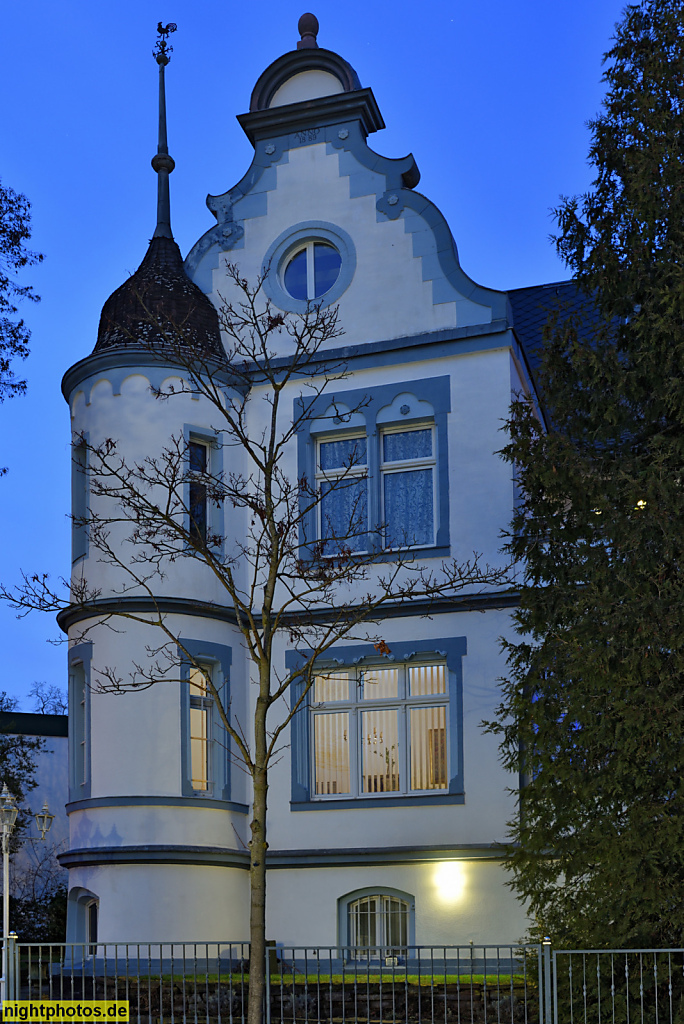 Berlin Grunewald. Villa erbaut 1891-1892 von Otto Stahn mit Renaissancegiebel und gotischem Spitzbogenfenster. Baraschstrasse 15