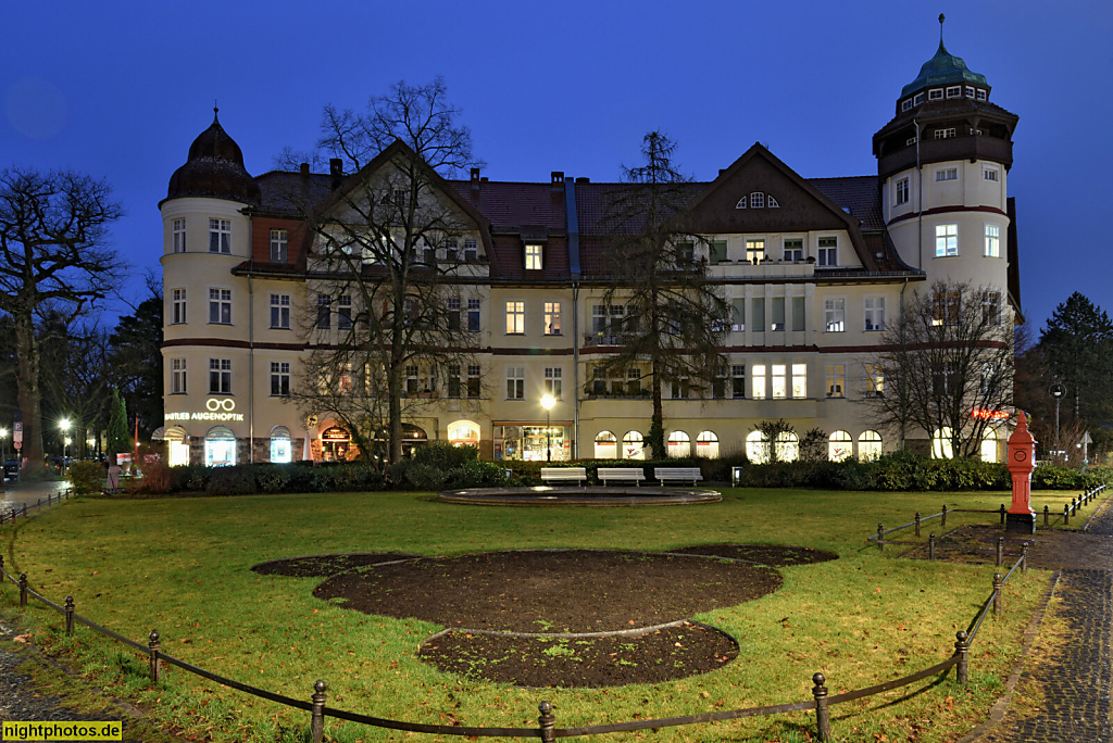Berlin Zehlendorf. Mexikoplatz. Stadtplatz angelegt von 1905-1907. Rekonstruiert 1985-1987. Limastrasse 1 und Argentinische Allee 2 erbaut 1906-1908 von Otto Kuhlmann