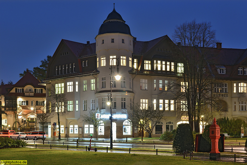 Berlin Zehlendorf. Mexikoplatz. Stadtplatz angelegt von 1905-1907. Rekonstruiert 1985-1987. Miets- und Geschäftshaus erbaut 1909-1910 von Otto Kuhlmann. Argentinische Allee 1