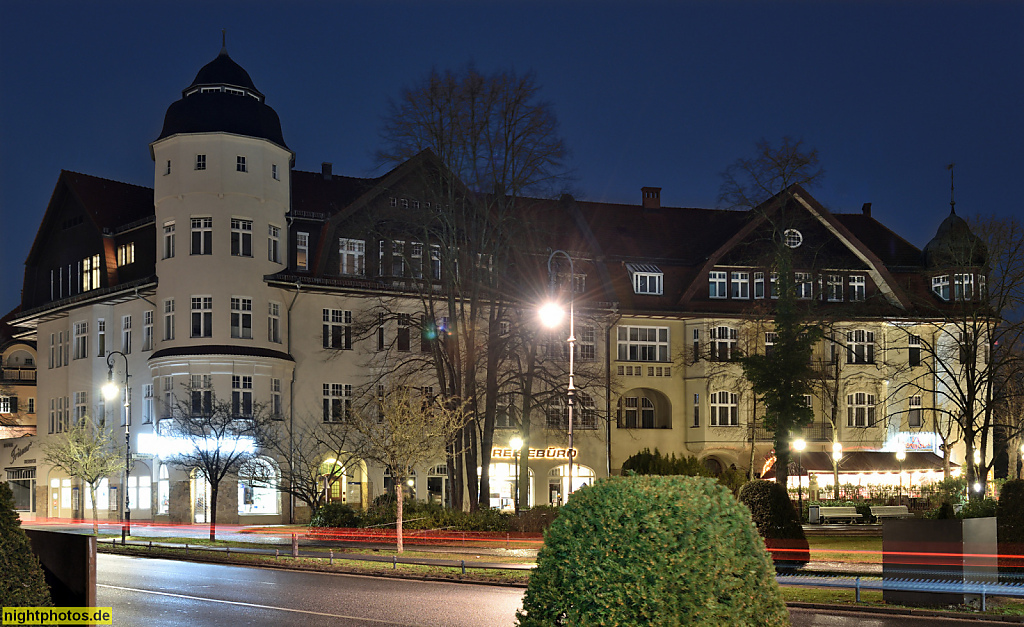 Berlin Zehlendorf. Mexikoplatz. Stadtplatz angelegt von 1905-1907. Rekonstruiert 1985-1987. Miets- und Geschäftshaus erbaut 1905-1906 von Otto Kuhlmann. Beerenstrasse 57