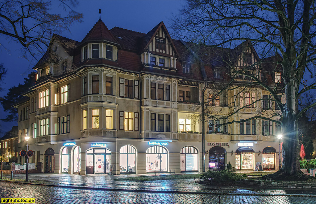 Berlin Zehlendorf. Mexikoplatz. Stadtplatz angelegt von 1905-1907. Rekonstruiert 1985-1987. Miets- und Geschäftshaus erbaut 1906-1908 von Otto Kuhlmann. Limastrasse 1