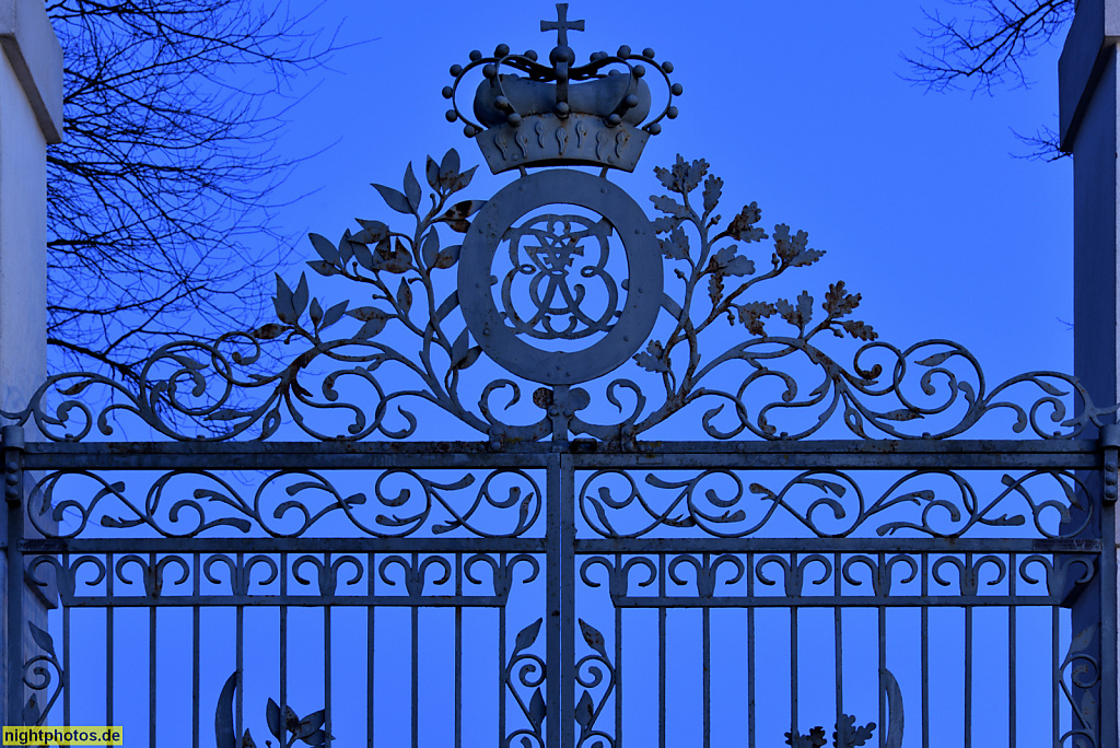 Oranienburg Schloss. Schmiedeeiserne Portal mit dem Monogramm des Kurfürsten und dem Kurhut. Portal zum Schlossgarten erbaut 1690 von Johann Arnold Nering für Kurfürst Friedrich III