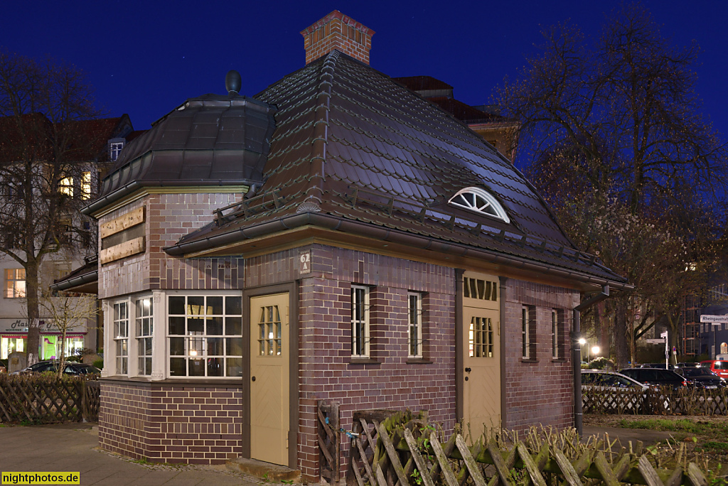 Berlin Friedenau. Kiosk mit WC. Erbaut 1920 von Hans Altmann als Kiosk 'Kaiserdiele‘ am Südwestkorso 62a. Seit 2000 Liane-Berkowitz-Platz