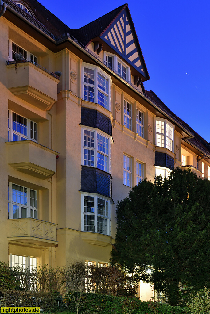 Berlin Wilmersdorf. Mietshäuser erbaut 1910-1911 von Paul Jatzow und anderen für die Terrain-Gesellschaft Südwesten von Georg Haberland. Rheingauviertel. Landauer Strasse 11