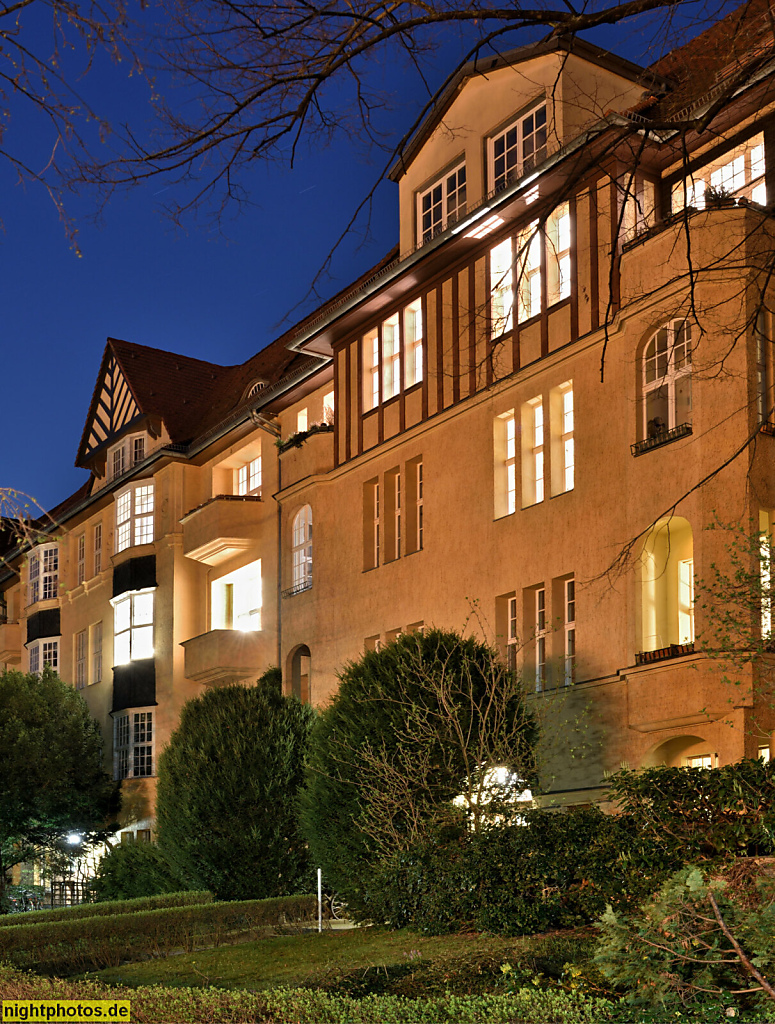 Berlin Wilmersdorf. Mietshäuser erbaut 1910-1911 von Paul Jatzow und anderen für die Terrain-Gesellschaft Südwesten von Georg Haberland. Rheingauviertel. Landauer Strasse 10-11