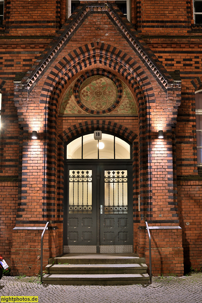 Berlin Steglitz. Wohnhaus. Neogotisch erbaut 1889-1890 von Friedrich Schulze als Waisenhaus und Schule Friedrichs-Stift. Umbau 2008-2010 von Ingenieurbüro ib blauth. Birkbuschstrasse 18