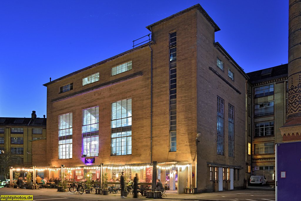 Berlin Wedding. Vagabund Brauerei mit Ausschank. Kesselhaus der Osram-Höfe. Gebäude 11. Erbaut 1937 von Waldemar Pattri. Oudenarder Strasse 16