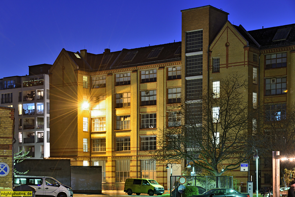 Berlin Wedding. Gewerbehof Osram-Höfe. Gebäude 4-6. Erbaut 1904-1910 von Hermann Enders für Bergmann Electricitäts-Werke AG. Mansarddach. Oudenarder Strasse 16. Innenhof