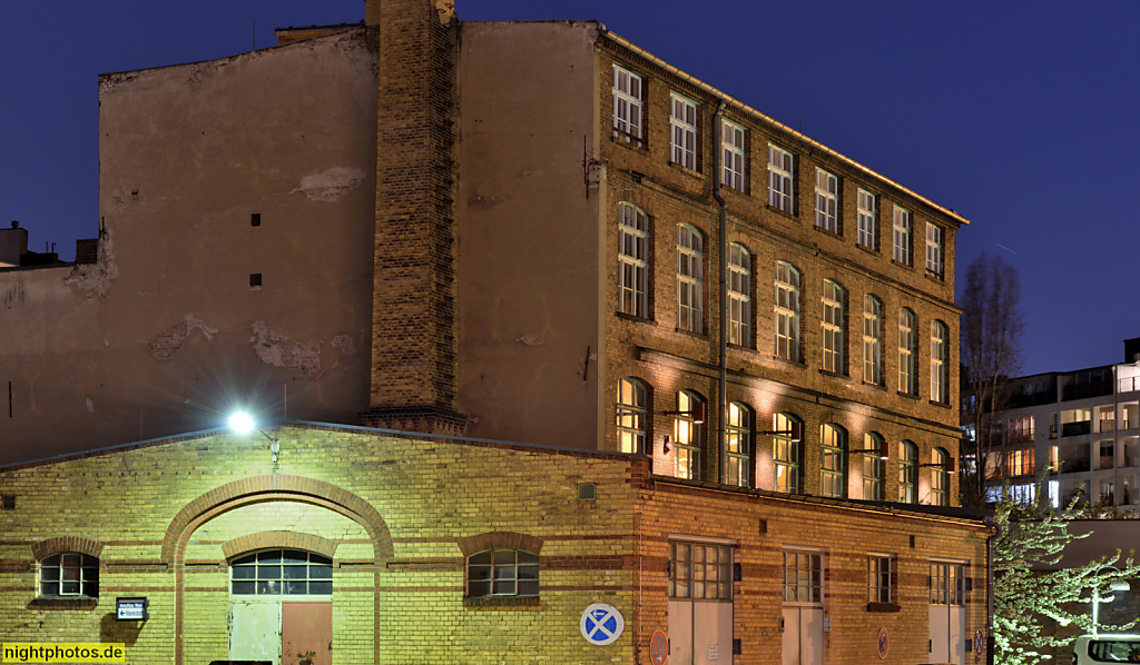 Berlin Wedding. Gottinger Orthopädietechnik. Gewerbehof Osram-Höfe. Friese-Bau. Gebäude 8 und 10. Erbaut 1888-1889 von C. und B. Borchardt. Oudenarder Strasse 16. Innenhof