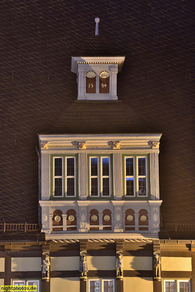 Wernigerode. Rathaus. Seitenflügel mit Touristeninformation. Dacherker von 1584 mit Schnitzerei der typischen Berufe und Gewänder