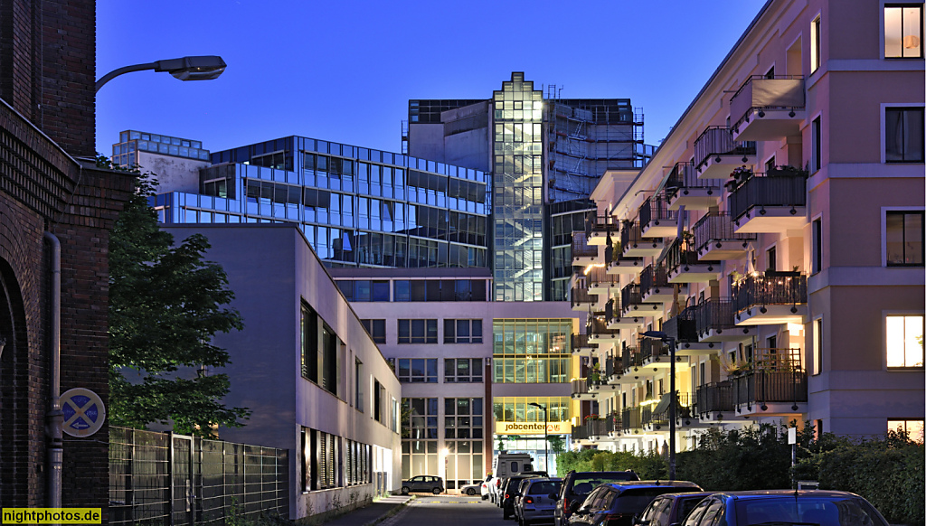 Berlin Neukölln. Wohngebäude am Sudhaus 1 erbaut 2012-2015 von Nöfer Architekten für Casada. Hinten Einkaufs- und Geschäftszentrum Kindl Boulevard